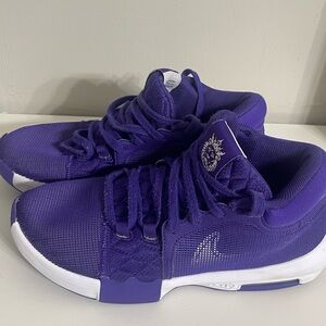 Size 9‎ Nike LeBron Purple/White Athletic Shoes